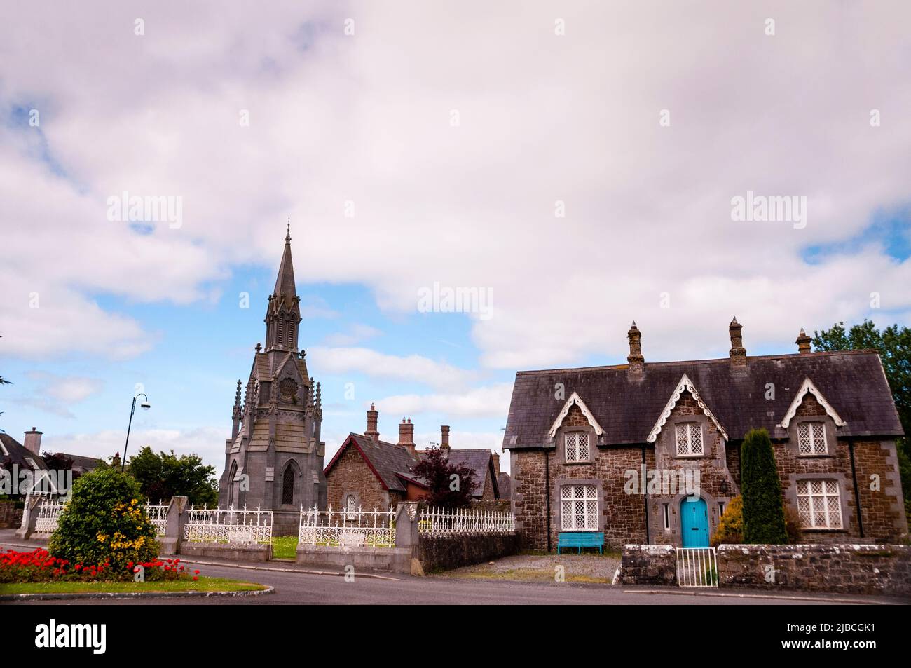 Ardagh, Irland mit einem freistehenden gotischen Uhrenturm. Stockfoto