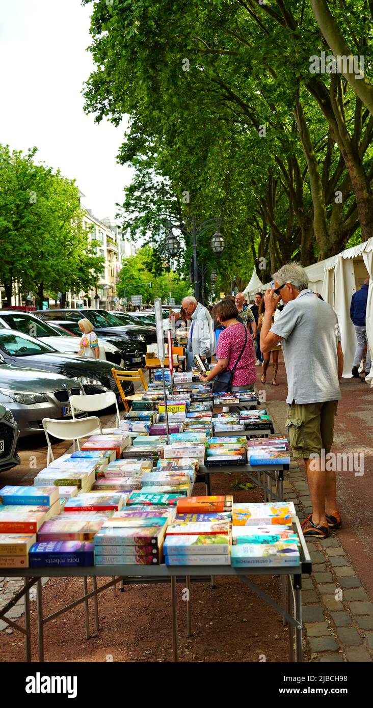 Die Buchmesse 'Bücherbummel auf der Kö' in der Königsallee in Düsseldorf ist eine der beliebtesten jährlichen Veranstaltungen. Stockfoto