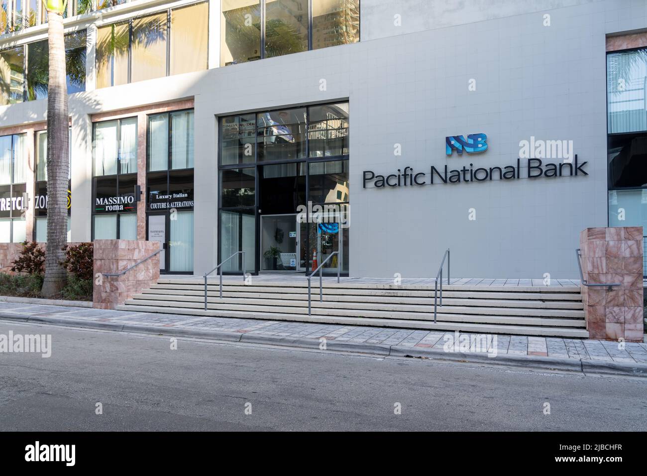 Miami, FL, USA - 2. Januar 2022: Hauptsitz der Pacific National Bank (PNB) in Miami, FL, USA. Stockfoto