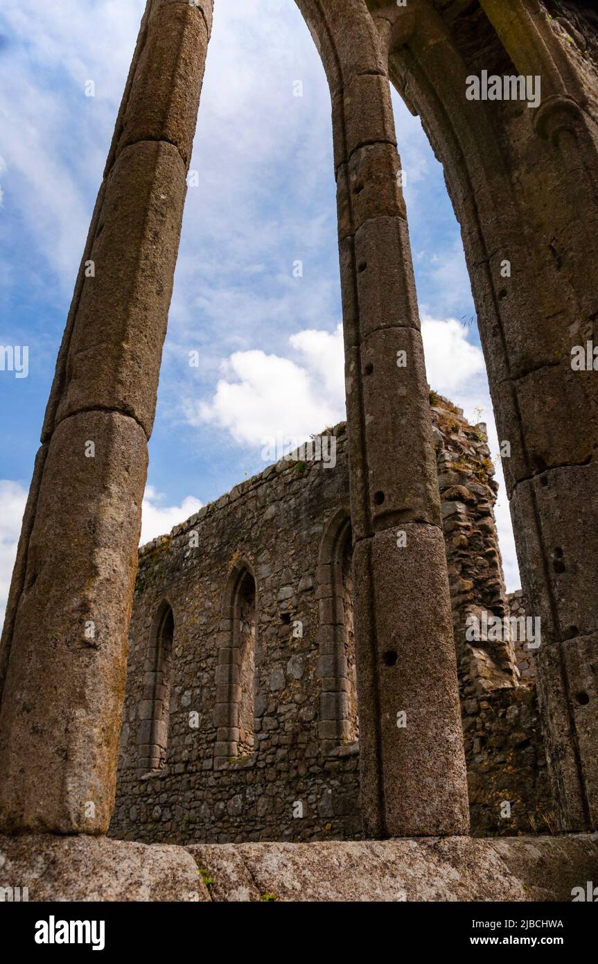 Gotische Bögen und Lanzettenfenster von Ruinen im Franziskanerkloster Castledermot Abbey in Casteldermot, Irland. Stockfoto