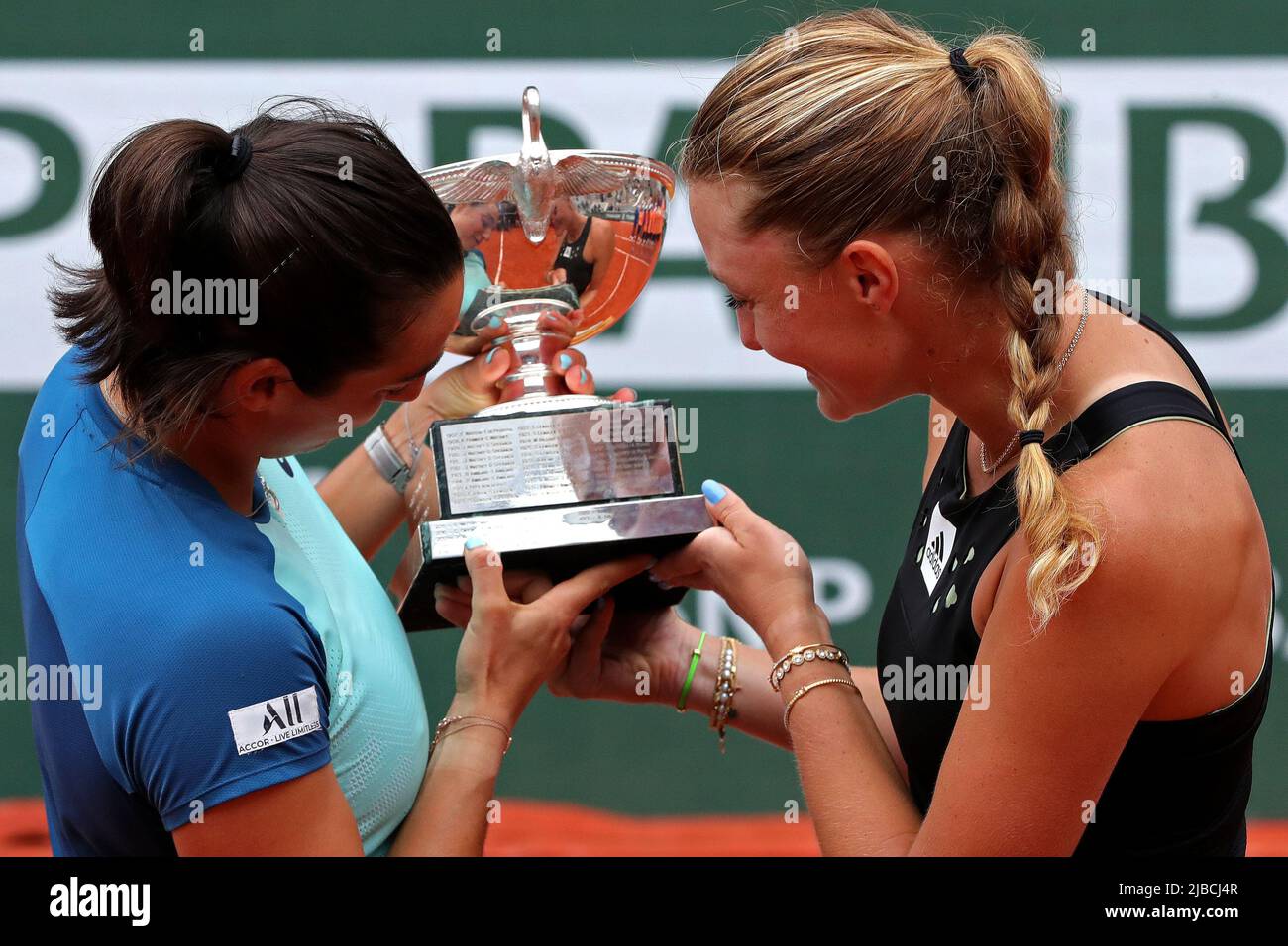 5.. Juni 2022; Roland Garros, Paris, Frankreich: French Open Tennisturnier, Finale der Damen-Doubles; Caroline Garcia (FRA) und Kristina Mladenovic (FRA) sehen sich die vorherigen Gewinner der Ladies Doubles Trophy an Stockfoto