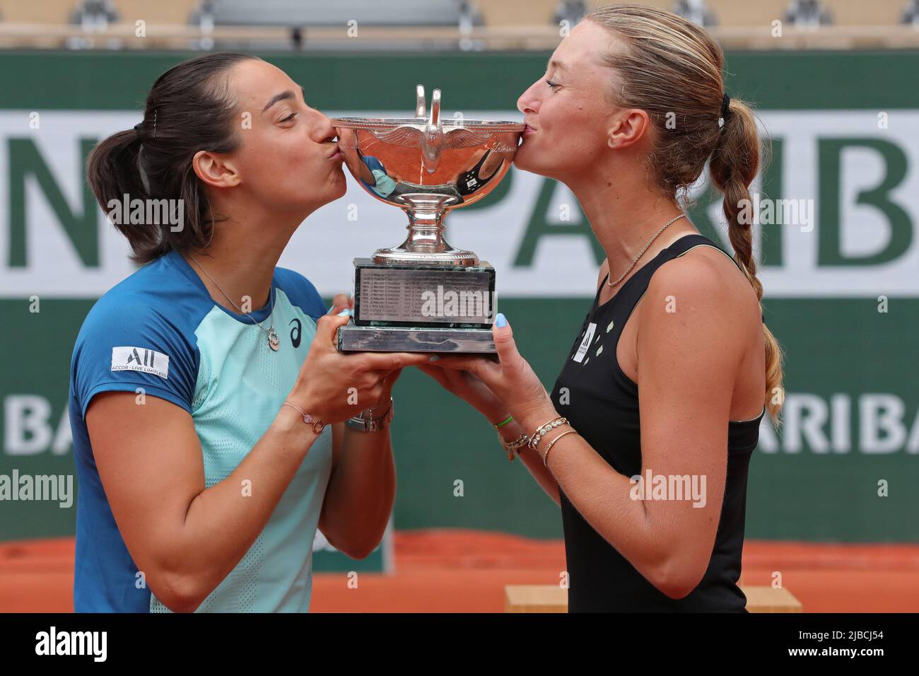 5.. Juni 2022; Roland Garros, Paris, Frankreich: French Open Tennis Turnier, Womens Doubles Finale; Caroline Garcia (FRA) und Kristina Mladenovic (FRA) küssen die Sieger der Ladies Doubles Trophy Stockfoto