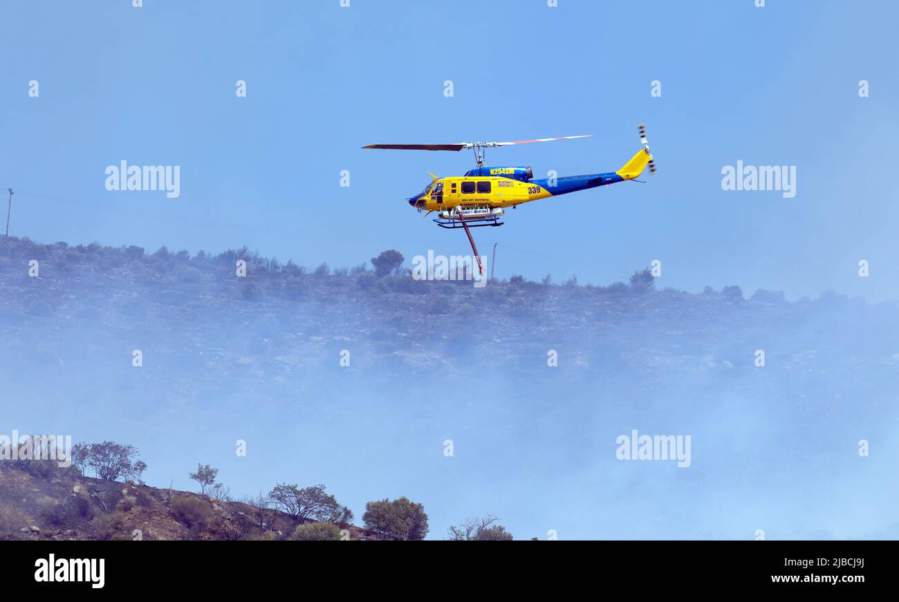 Athen, Griechenland, 4. Juni 2022: Ein Hubschrauber vom Typ McDermott Aviation Bell 214B wird in einem Waldfeuer auf dem Hymettus-Berg in der Nähe des Vororts Glyfada in Athen eingesetzt. Stockfoto