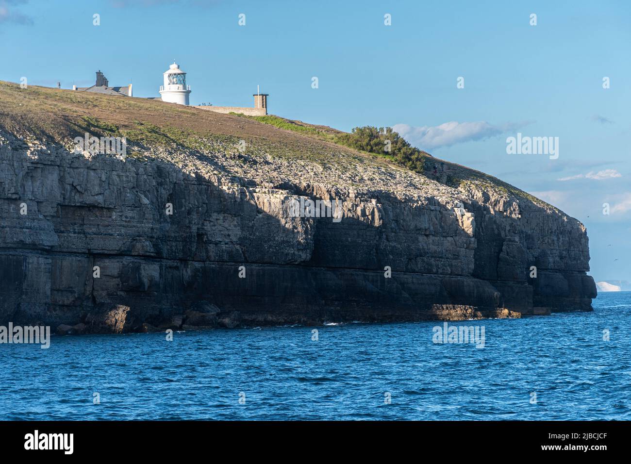 Anvil Point Lighthouse vom Meer aus an der Jurassic Coast of Dorset in der Nähe von Swanage, England, Großbritannien Stockfoto