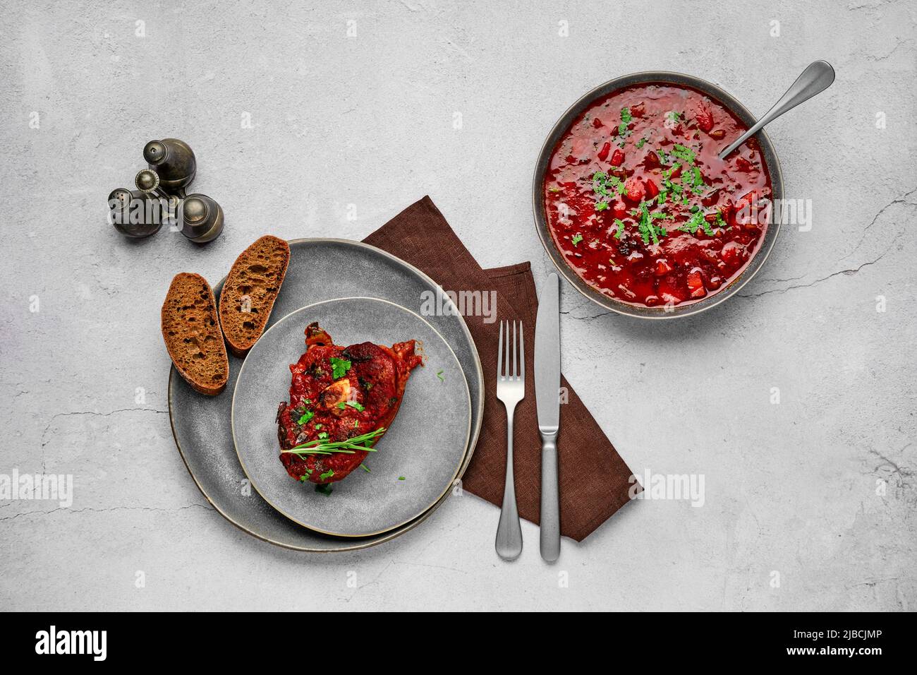 Draufsicht auf Ossobuco auf einem Teller. Ein Stück Schaft mit Weinsauce gebacken. Stockfoto