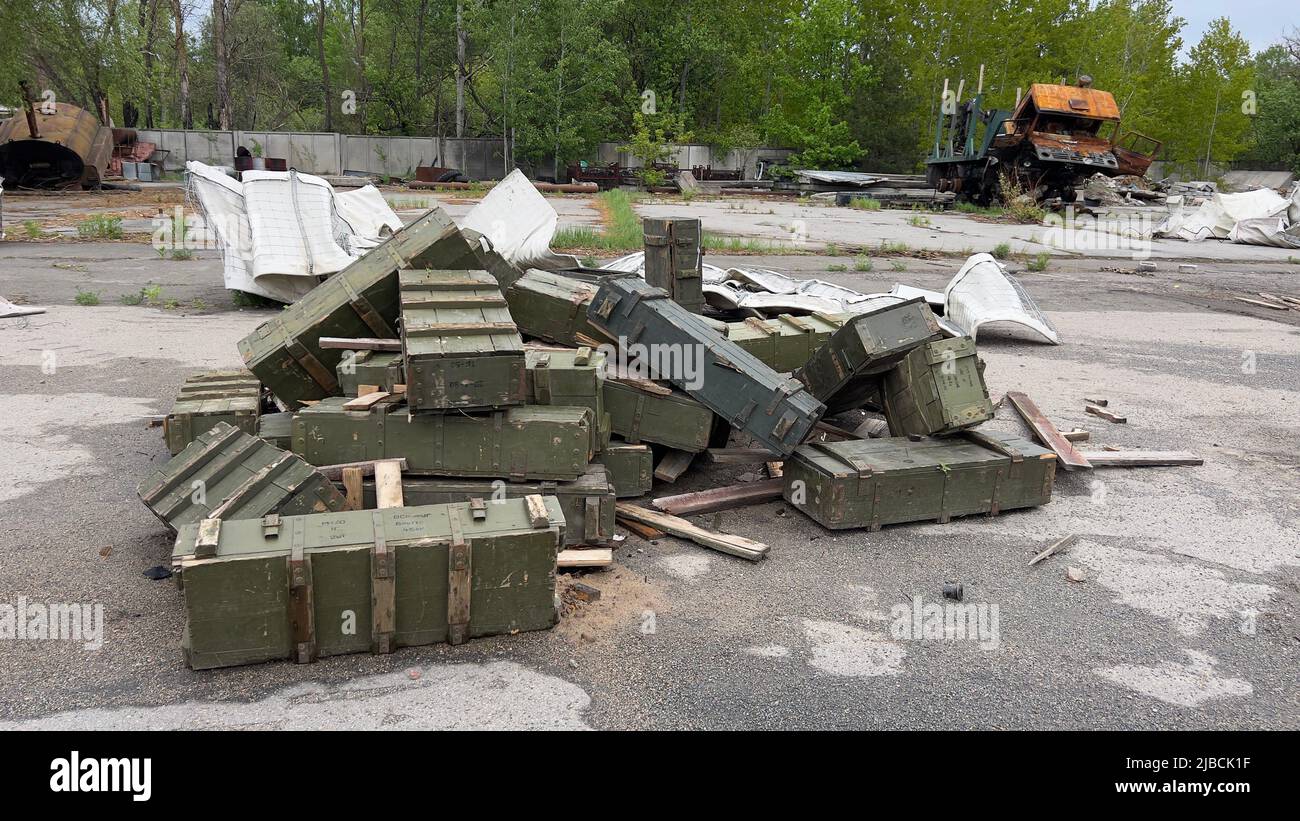 Ein verlassene Trümmer in der Umgebung des Kernkraftwerks Tschernobyl in Tschernobyl, Ukraine, 20. Mai 2022, nach dem Abzug der russischen Truppen aus Stockfoto