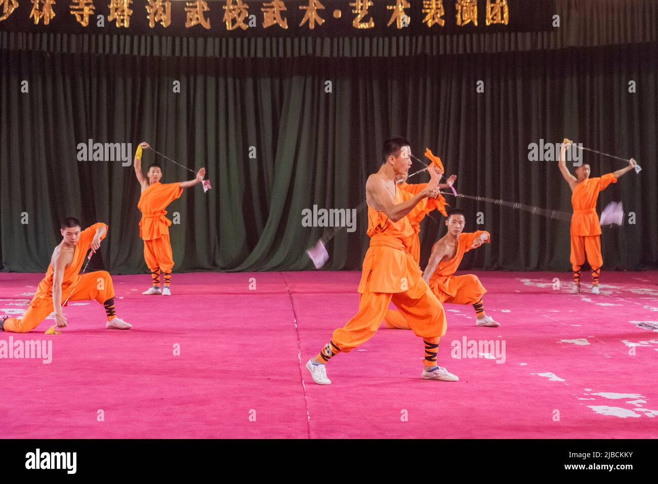 Lehrlinge im berühmten Shaolin-Tempel in Dengfeng, Henan, China, führen ihre Kampfkunst und Akrobatik sowie ihr Chi aus. Stockfoto