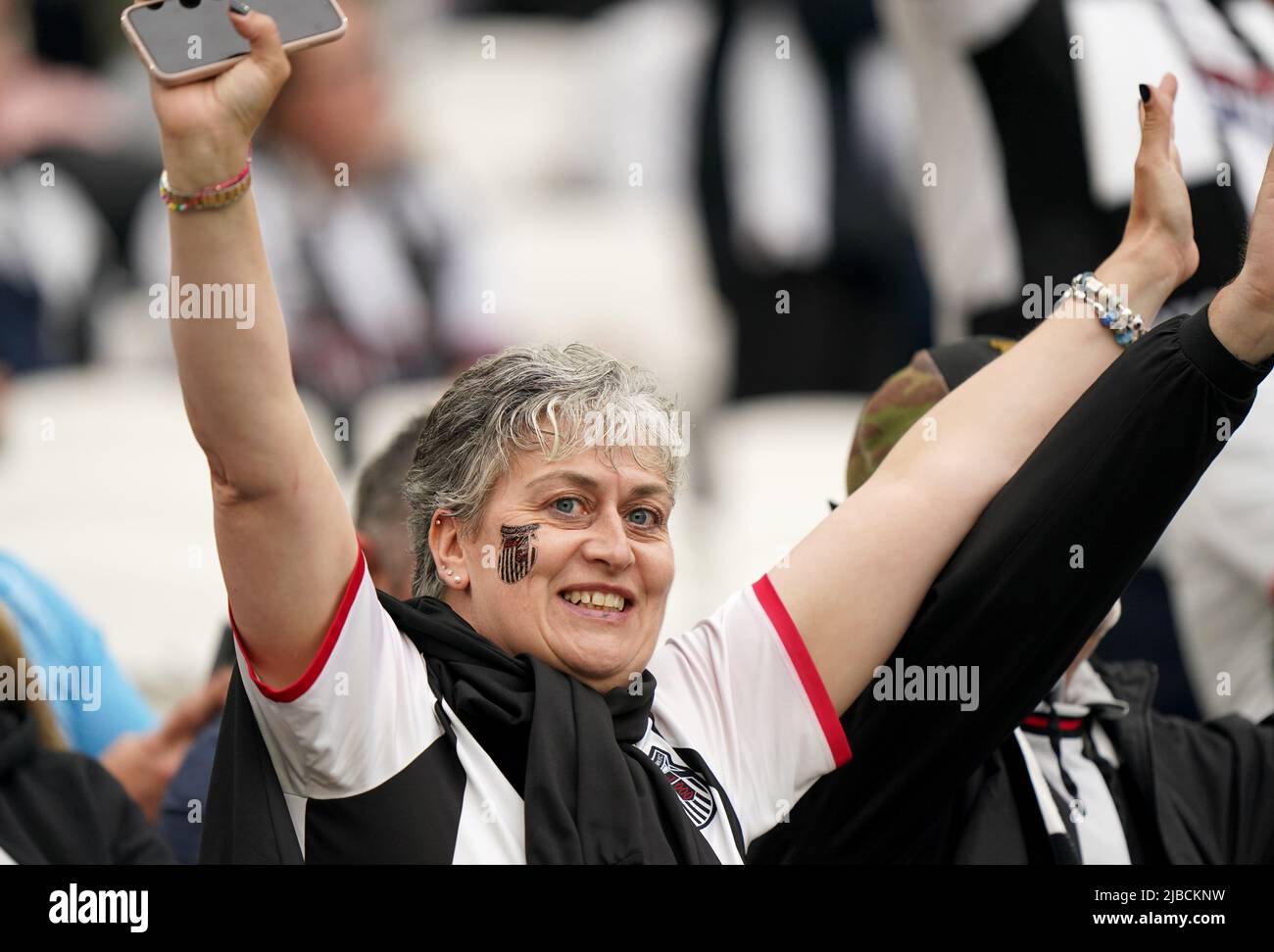 Grimsby Town-Fans vor dem Finale der Vanarama National League im Londoner Stadion. Bilddatum: Sonntag, 5. Juni 2022. Stockfoto