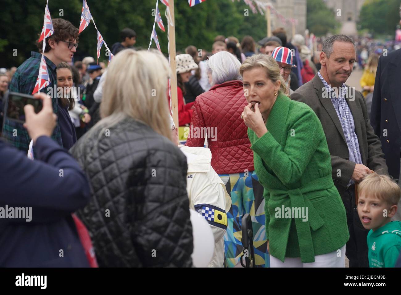 Die Gräfin von Wessex wird während des Großen Jubiläums-Mittagessens mit Mitgliedern der örtlichen Gemeinde am „Long Table“ auf dem Long Walk, Windsor Castle, am vierten Tag der Feierlichkeiten zum Platin-Jubiläum gesehen. Bilddatum: Sonntag, 5. Juni 2022. Stockfoto