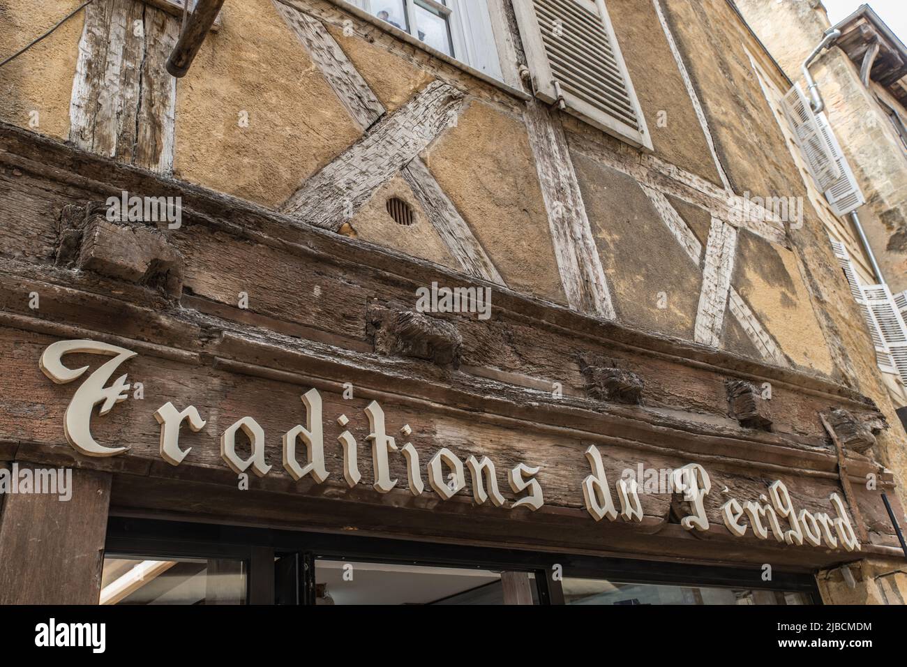 Sarlat la Caneda (Dordogne, Frankreich) - Vue d'une devanture de magasin - typische Ansicht des lokalen Geschäfts Stockfoto