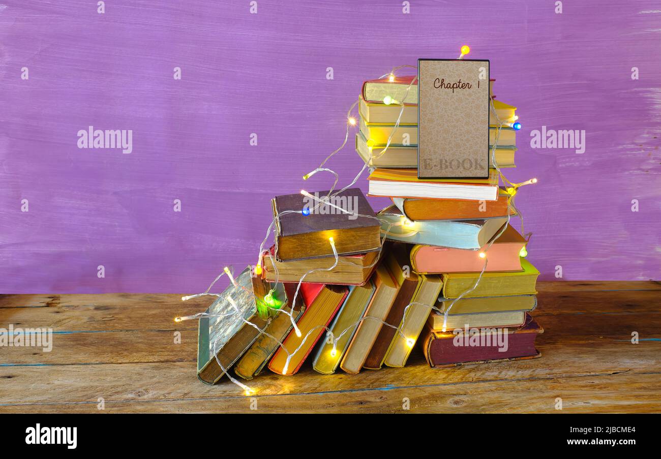 E-Bücher als Geburtstagsgeschenk, persönliches Geschenk, Lesen, online, digitales Buch, Literatur, Bildung, ein Geschenkkonzept machen Stockfoto