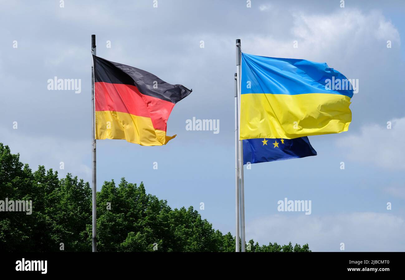 Die Flaggen der Ukraine, Deutschlands und der EU winken im Wind Stockfoto