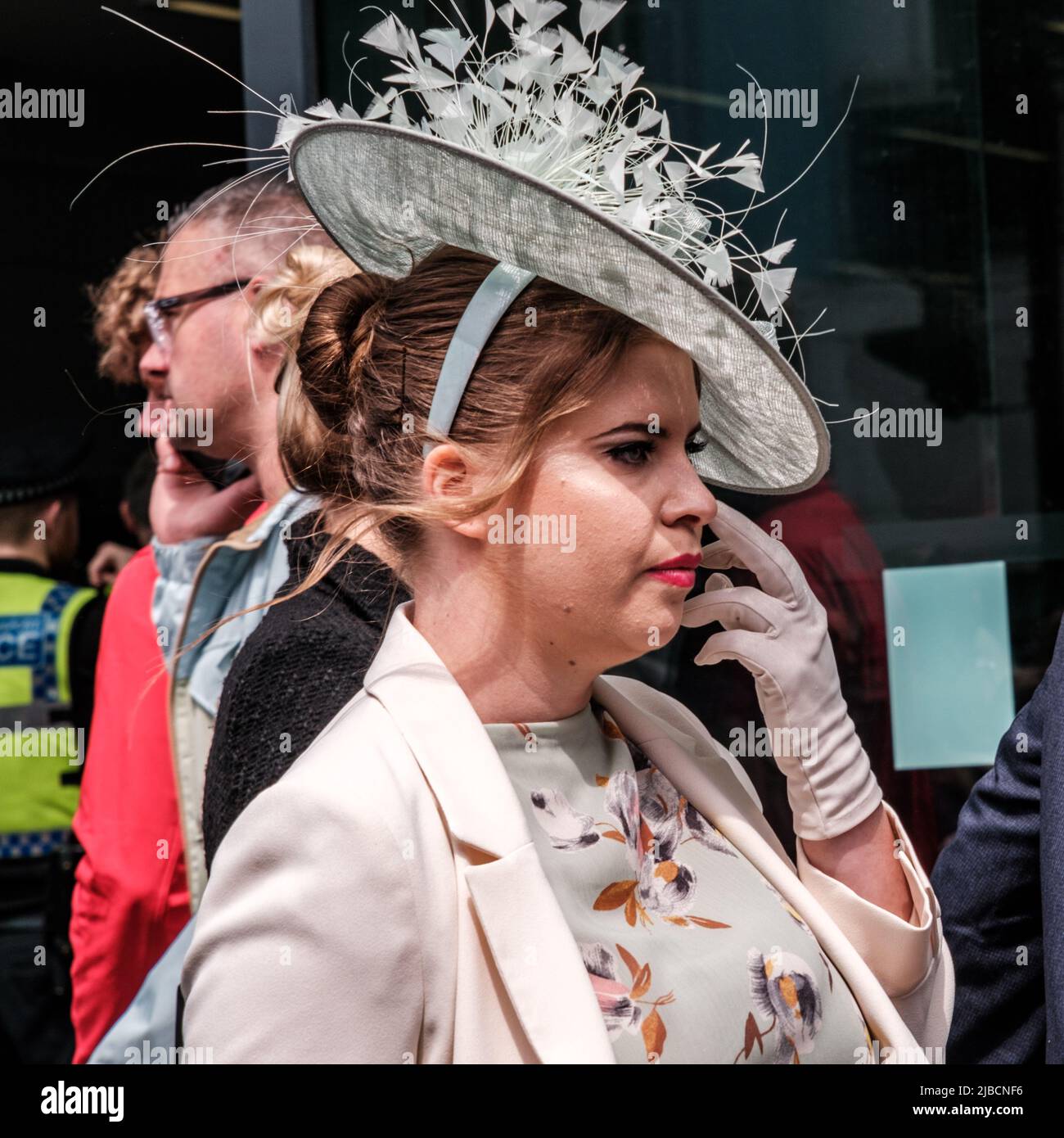 Epsom Surrey, London, Großbritannien, Juni 04 2022, junge Frau mit detailreicher Faschingsmütze, Kleid mit Aufdruck und Handschuhen Stockfoto