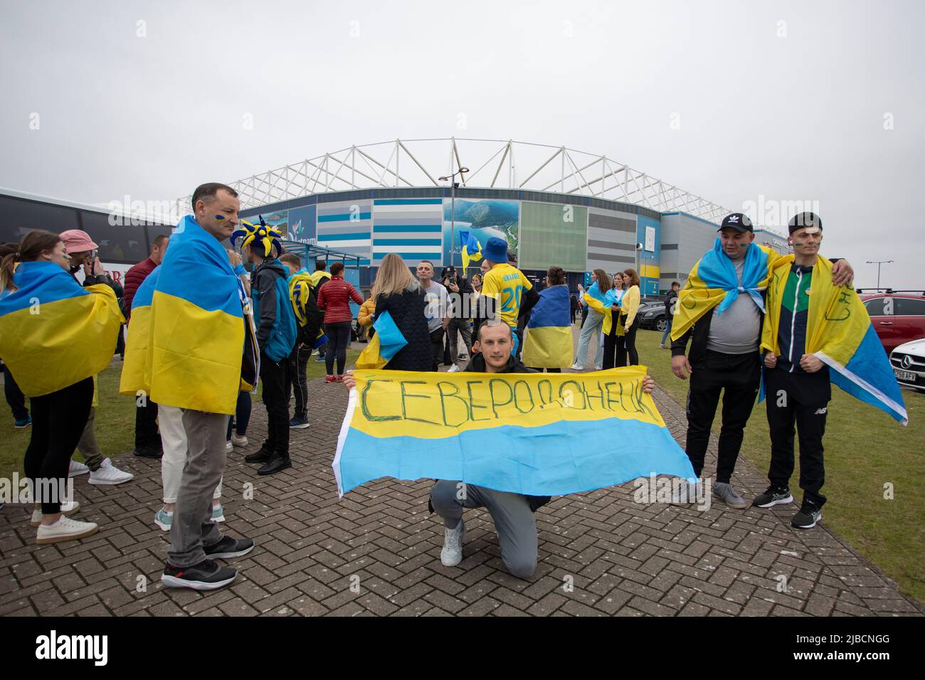 Cardiff, Wales, Großbritannien. 5.. Juni 2022. Ein Anhänger der Ukraine hält eine Flagge mit dem Namen seiner vom Krieg zerrissenen Heimatstadt vor dem FIFA-WM-Spiel zwischen Wales und der Ukraine im Cardiff City Stadium. Kredit: Mark Hawkins/Alamy Live Nachrichten Stockfoto