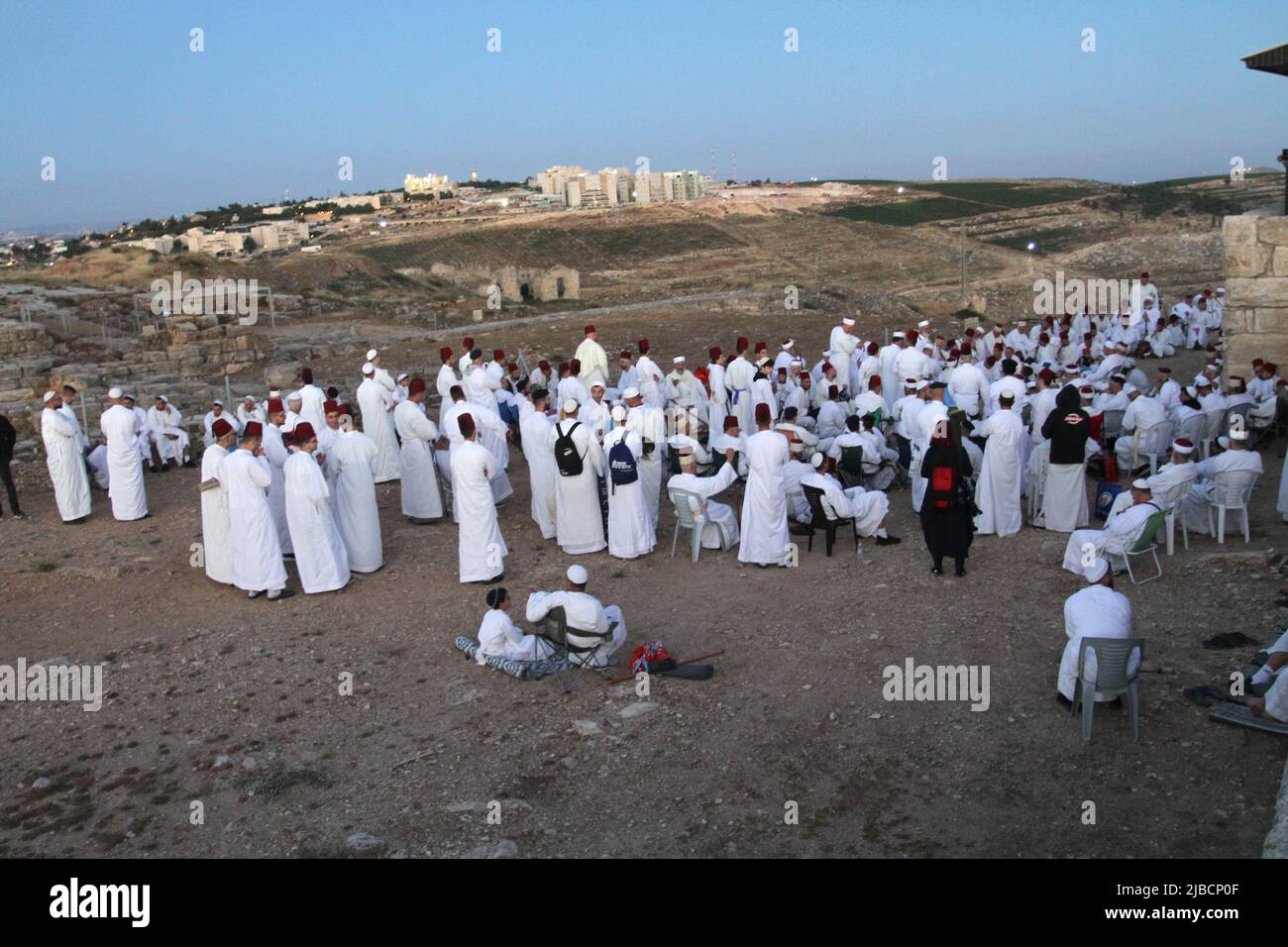 5. Juni 2022, Nablus, Westbank, Palästina: Mitglieder der alten samaritischen Gemeinde beten während des Festes von Shavuot auf dem Berg Gerizim in der Nähe der Stadt Nablus im Westjordanland stammten Samariter aus den alten israelitischen Stämmen Menashe und Efraim, brachen aber vor 2.800 Jahren vom Mainstream-Judentum ab. Heute leben die restlichen rund 700 Samariter in der palästinensischen Stadt Nablus im Westjordanland und in der israelischen Stadt Holon südlich von Tel Aviv. (Bild: © Nasser Ishtayeh/ZUMA Press Wire) Stockfoto