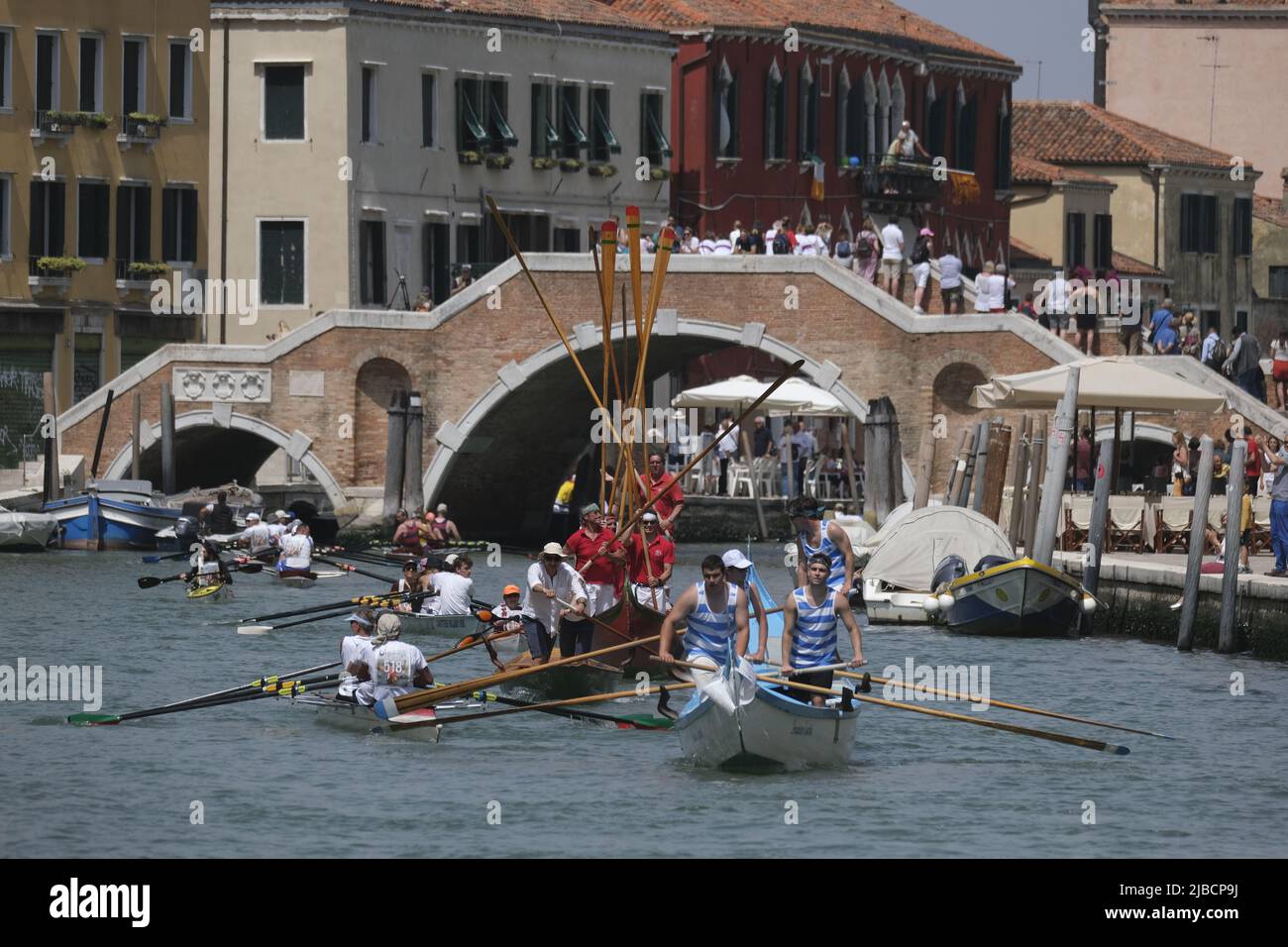 Ruderer Rennen am 05. Juni 2022 in Venedig, Italien, entlang des Kanals von Cannaregio auf ihrem Weg zur Ziellinie. Stockfoto