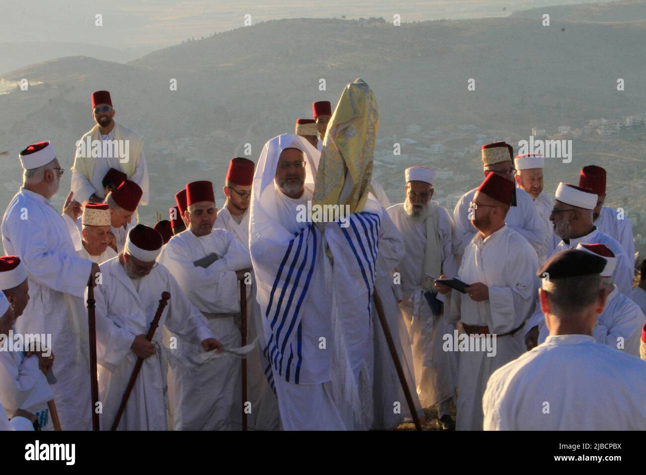 5. Juni 2022, Nablus, Westbank, Palästina: Mitglieder der alten samaritischen Gemeinde beten während des Festes von Shavuot auf dem Berg Gerizim in der Nähe der Stadt Nablus im Westjordanland stammten Samariter aus den alten israelitischen Stämmen Menashe und Efraim, brachen aber vor 2.800 Jahren vom Mainstream-Judentum ab. Heute leben die restlichen rund 700 Samariter in der palästinensischen Stadt Nablus im Westjordanland und in der israelischen Stadt Holon südlich von Tel Aviv. (Bild: © Nasser Ishtayeh/ZUMA Press Wire) Stockfoto