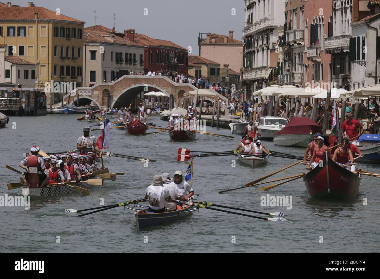 Ruderer Rennen am 05. Juni 2022 in Venedig, Italien, entlang des Kanals von Cannaregio auf ihrem Weg zur Ziellinie. Stockfoto