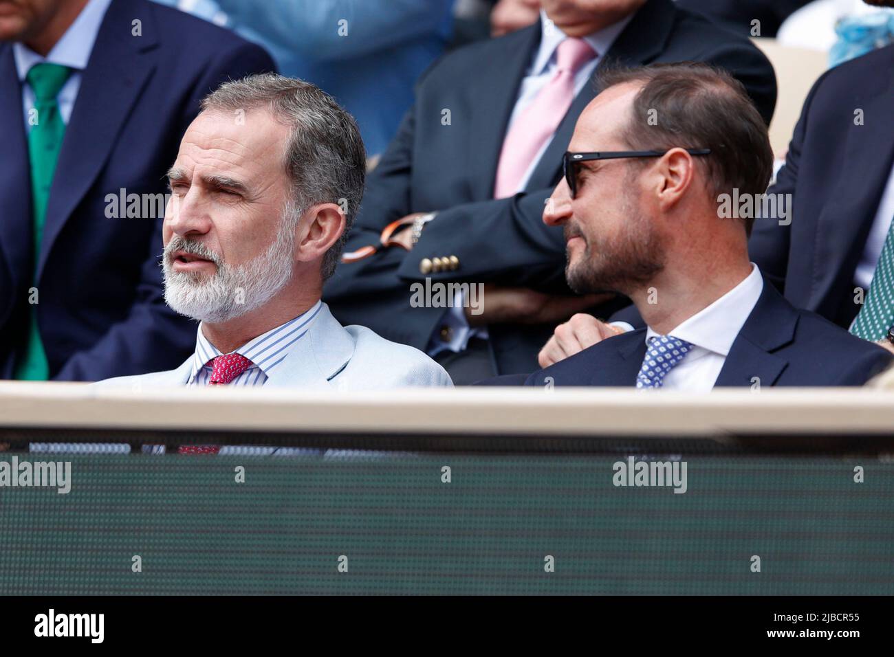 Paris, Frankreich, 5.. Juni 2022. Am Sonntag, den 06. Juni 2022, fand in Roland Garros, König von Spanien, und Prinz Haakon von Norwegen, beim French Open 2022 Tennisturnier statt., © Juergen Hasenkopf / Alamy Live News Stockfoto