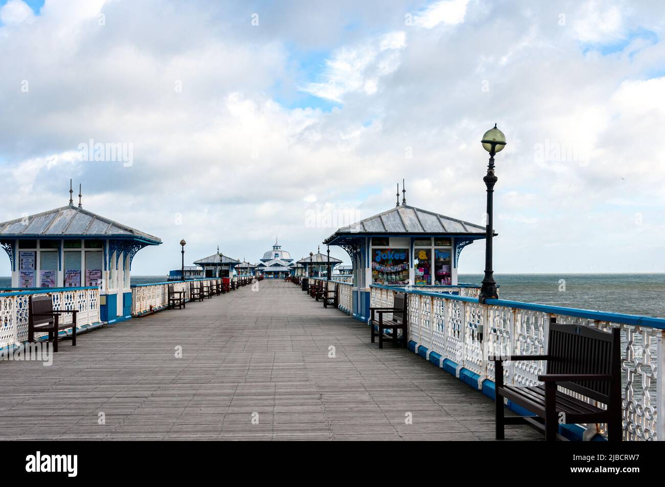 Das Gebäude des Llandudno Pier wurde 1876 begonnen und 1878 fertiggestellt und ist heute mit seiner viktorianischen Architektur eine beliebte Touristenattraktion Stockfoto