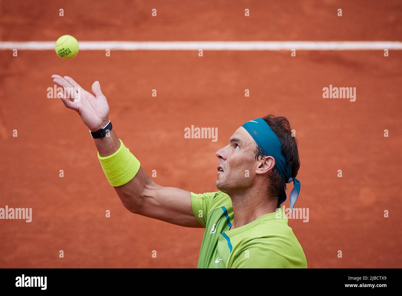 Paris, Frankreich. 5.. Juni 2022. Rafael Nadal aus Spanien ist beim Finale der Männer im Einzel gegen Casper Ruud aus Norwegen beim French Open Tennisturnier in Roland Garros in Paris, Frankreich, am 5. Juni 2022 im Dienst. Quelle: Meng Dingbo/Xinhua/Alamy Live News Stockfoto