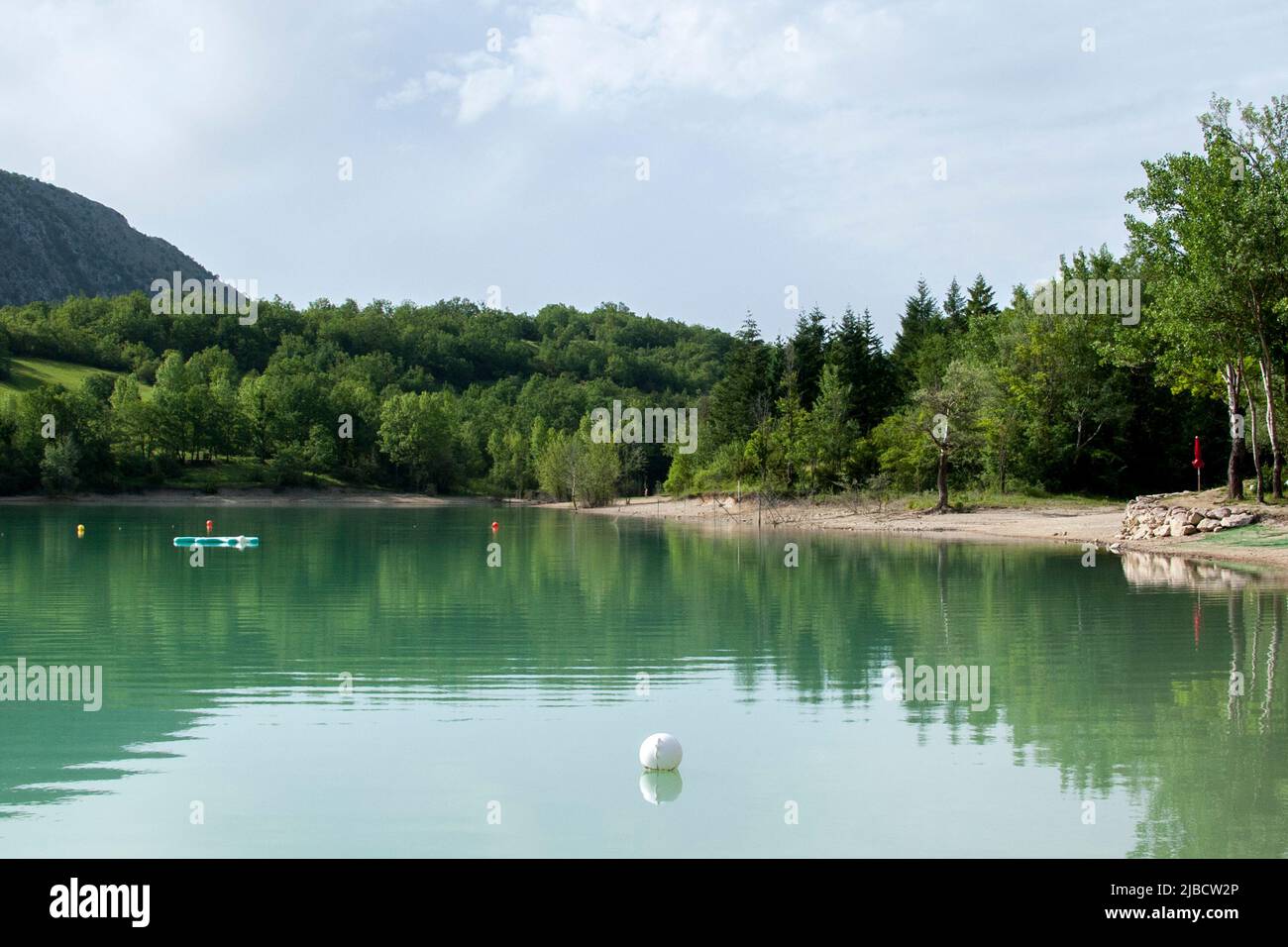 Der See Castel San Vincenzo, ein künstlicher türkisfarbener See, der Teil der Oase Mainarde im Nationalpark der Abruzzen, Latium und Molise ist. Castel San Vincenzo, Italien, 31. Mai 2022. (Foto von Vincenzo Izzo/Sipa USA) Stockfoto