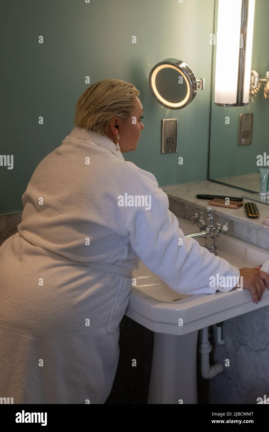 Luxus-Lifestyle-Shooting mit Body positive plus size weibliche Modell im Badezimmer in Spiegel suchen Stockfoto