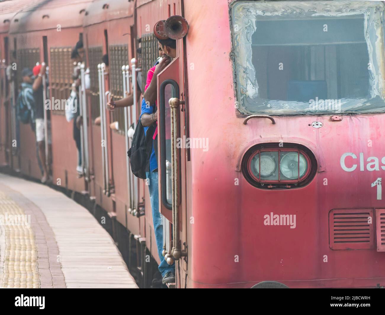 Zug ab Kollupitiya Railway Station in Colombo, Sri Lanka. Der Bahnhof ist einer der verkehrsreichsten Bahnhöfe der Coastal-Bahnlinie Stockfoto