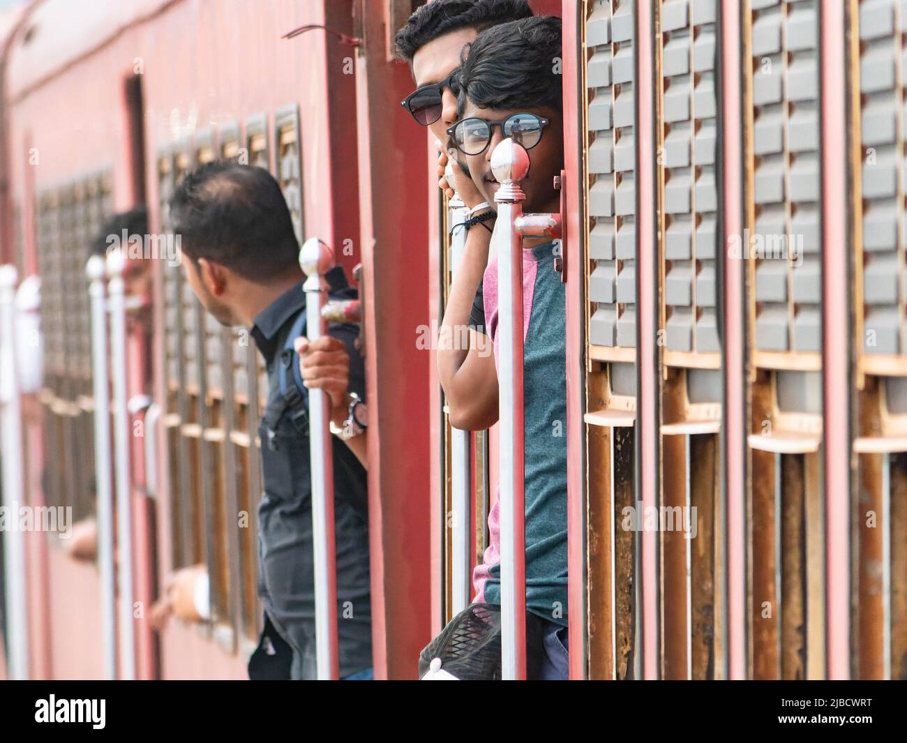 Zug ab Kollupitiya Railway Station in Colombo, Sri Lanka. Der Bahnhof ist einer der verkehrsreichsten Bahnhöfe der Coastal-Bahnlinie Stockfoto