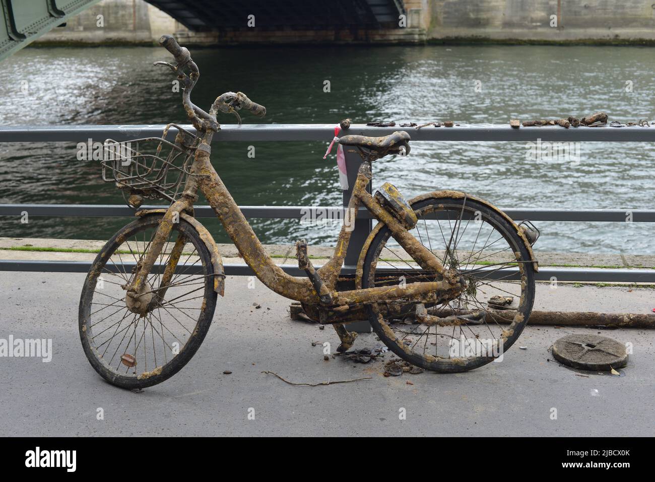 Rostiges Fahrrad am Ufer der seine Paris Frankreich Stockfoto
