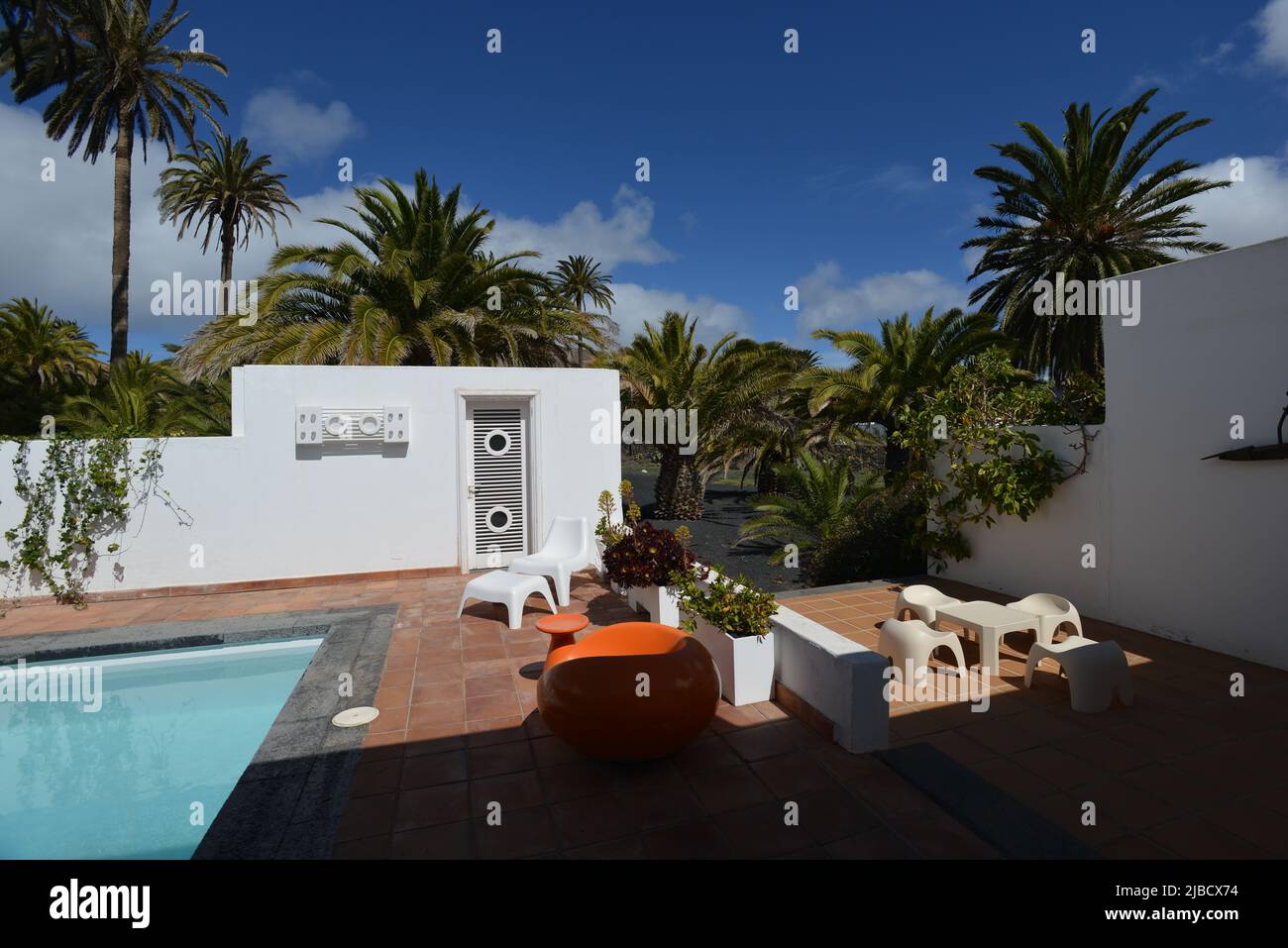 Pool- und Terrassenbereich auf Lanzarote Kanarischen Inseln Stockfoto
