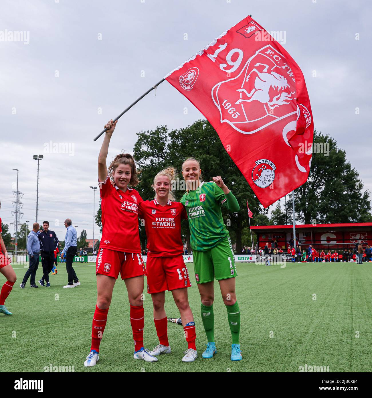 ENSCHEDE, NIEDERLANDE - 5. JUNI: Spieler des FC Twente winken beim Vrouwen Eredivise Cup-Spiel zwischen FC Twente und Ajax am 5. Juni 2022 im Sportcampus Diekman in Enschede, Niederlande (Foto: Peter Lous/Orange Picters) Stockfoto