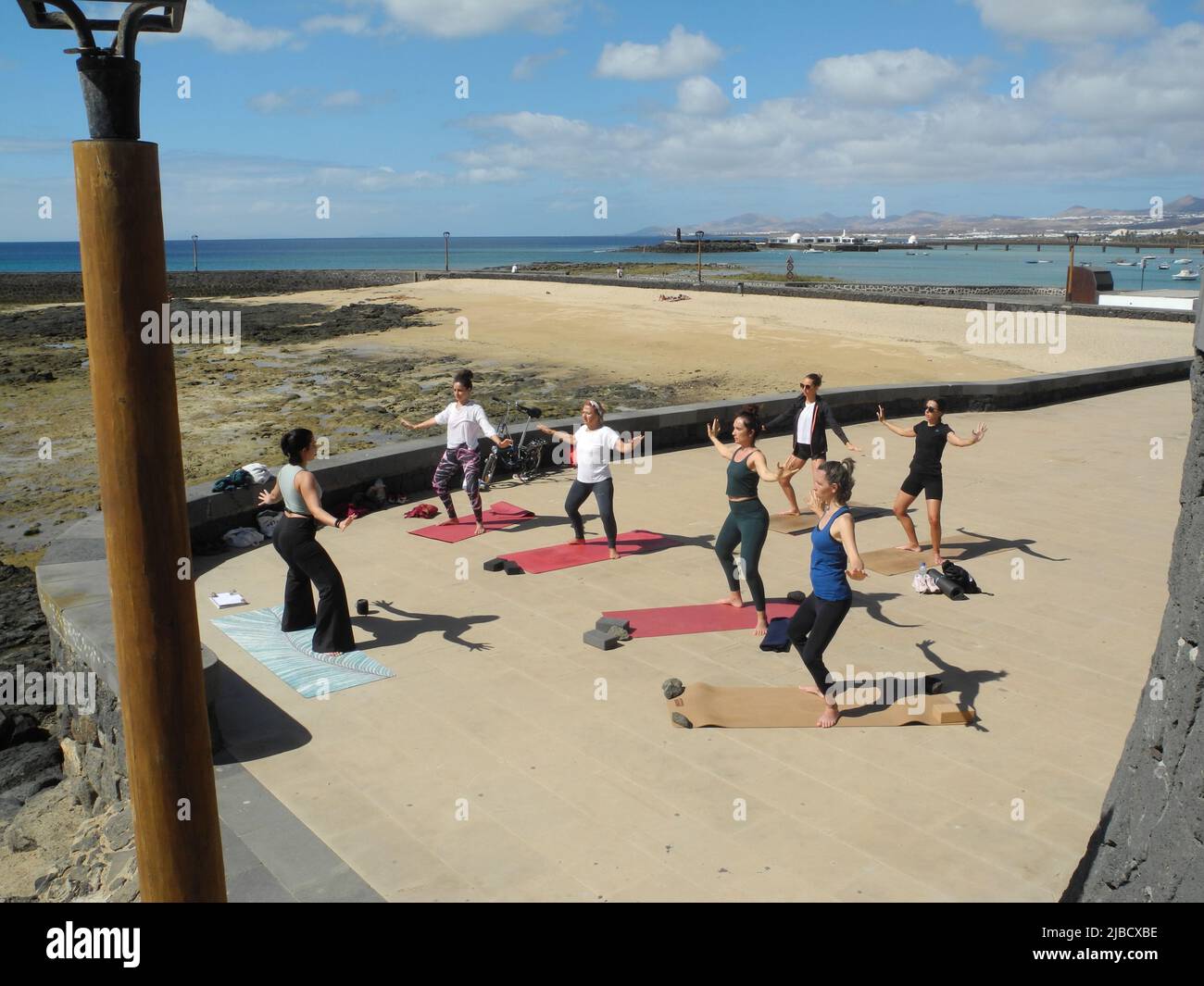 Yoga-Kurs im Freien Arrecife Lanzarote Kanarische Inseln Stockfoto
