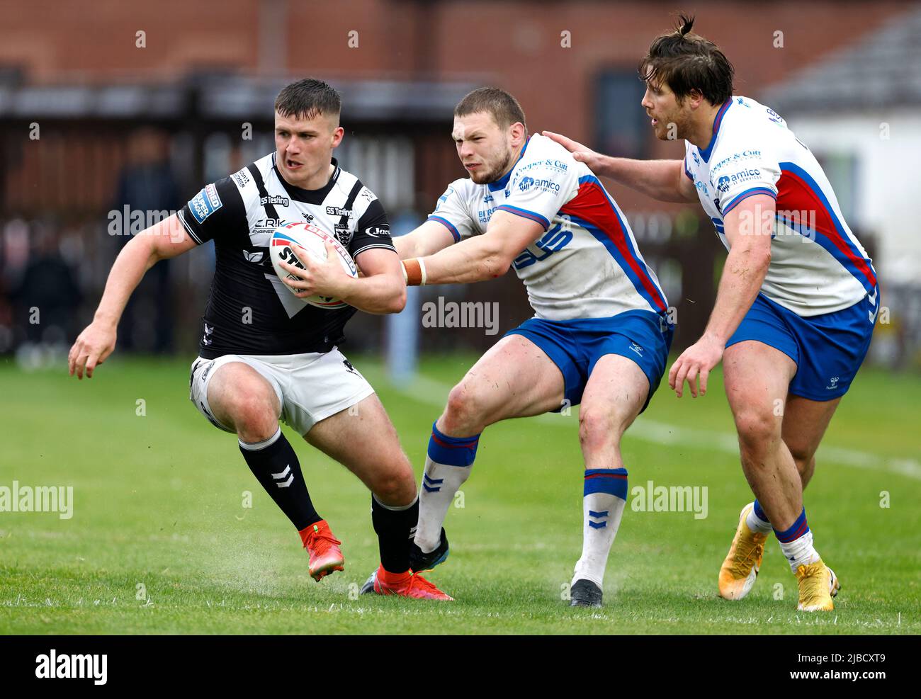 Connor Wynne (links) von Hull FC versucht beim Betfred Super League-Spiel im Be Well Support Stadium, Wakefield, die Rücklinie der Wakefield Trinity zu passieren. Bilddatum: Sonntag, 5. Juni 2022. Stockfoto