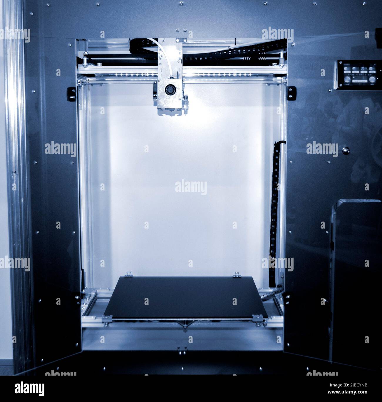 Nahaufnahme des Druckers 3D leeren. 3D Drucker mit leerem Schreibtisch im Inneren. Nicht druckende geöffnet 3DPrinter. Platz schaffen. Progressive additive moderne 3D Drucktechnologie. Hochpräzise 3D-Drucktechnologien Stockfoto