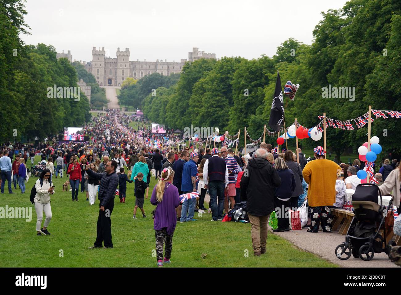 Mitglieder der örtlichen Gemeinde nehmen am Big Jubilee Lunch am „Long Table“ auf dem Long Walk, Windsor Castle, am vierten Tag der Feierlichkeiten zum Platin-Jubiläum Teil. Bilddatum: Sonntag, 5. Juni 2022. Stockfoto