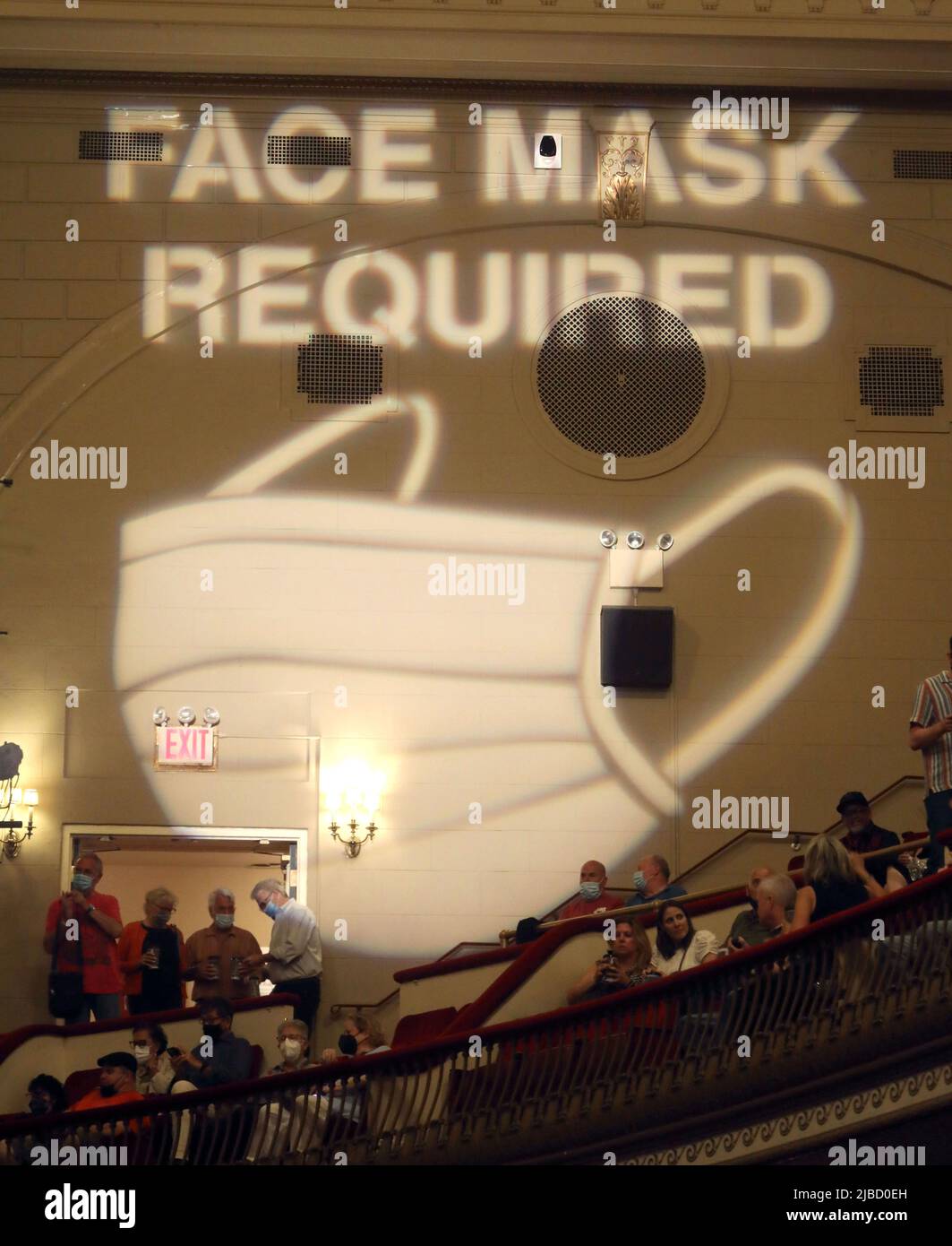 4. Juni 2022, New York, New York, USA: Ein Blick auf eine projizierte Gesichtsmaske Zeichen instructing Konzert Besucher weiterhin zu tragen Gesichtsmasken, gesehen bei Sänger Don McCleanâ €™s Leistung während seiner â €˜50. Jahrestag der amerikanischen Pieâ €™ Tour statt in Town Hall. Broadway-Theater und viele Konzertsäle verlangen von Zuschauern, dass sie mindestens bis zum 30. Juni 2022 Gesichtsmasken tragen, um sich vor der Ausbreitung von Covid 19 zu schützen. (Bild: © Nancy Kaserman/ZUMA Press Wire) Stockfoto