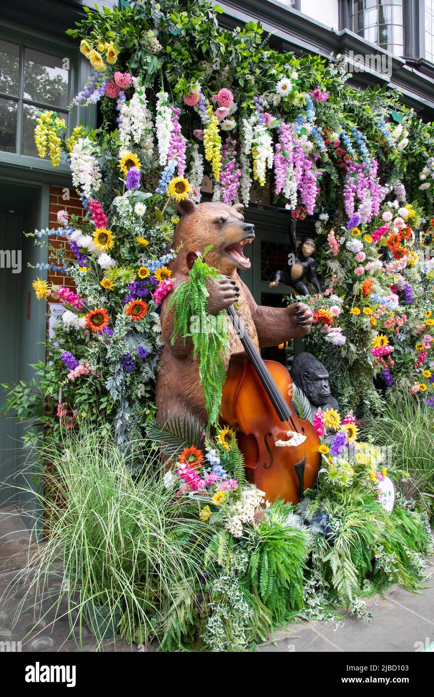 London, 26. Mai 2022: Die Straßen von Chelsea werden für den jährlichen Wettbewerb Chelsea in Bloom mit Blumenmotiven dekodiert Stockfoto