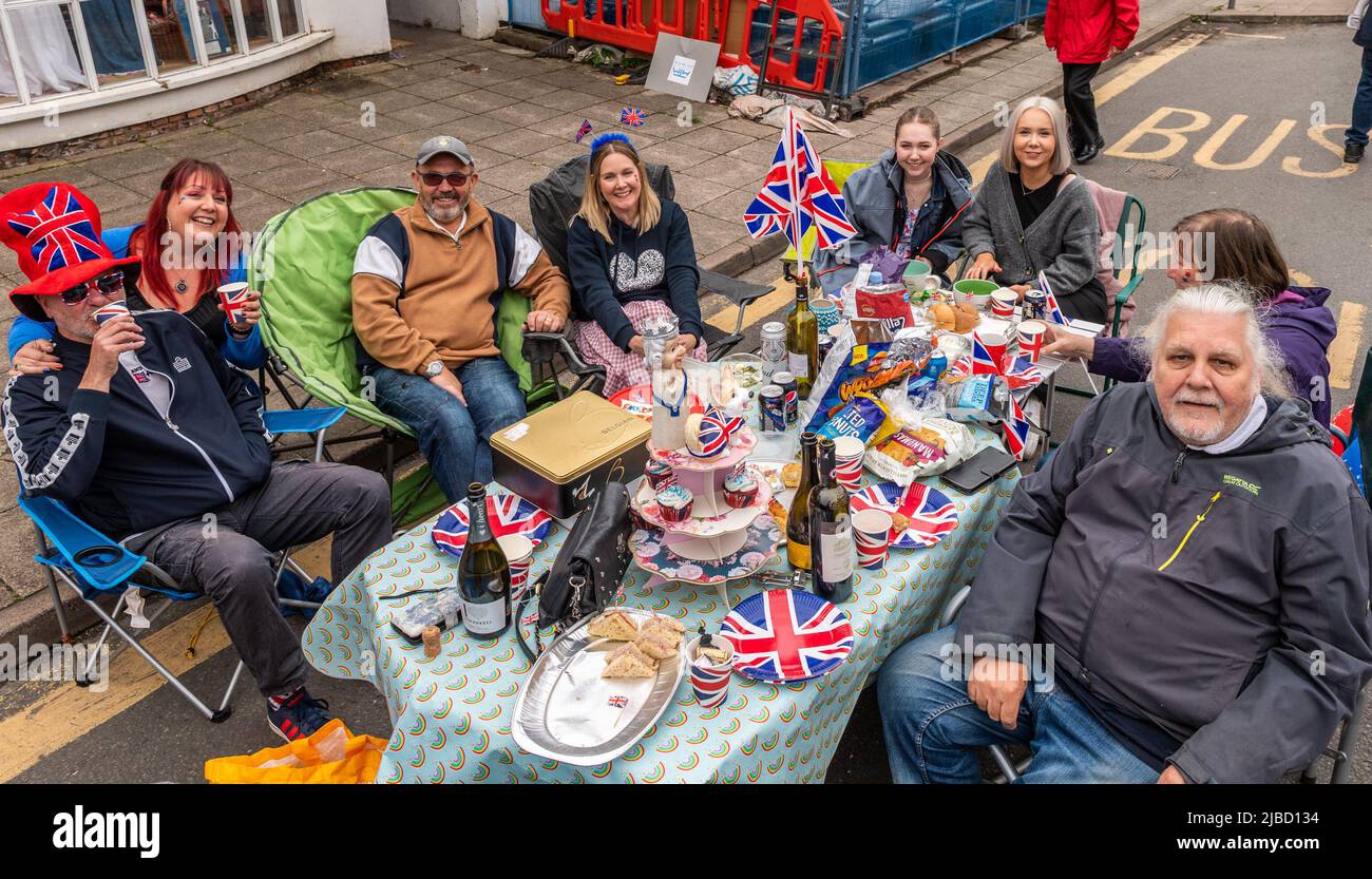 Alcester, Warwickshire, Großbritannien. 5.. Juni 2022. Hunderte von Menschen feierten heute im Rahmen der Feierlichkeiten zum Platin-Jubiläum eine große Straßenparty in Alcester, Warwickshire. Quelle: AG News/Alamy Live News Stockfoto
