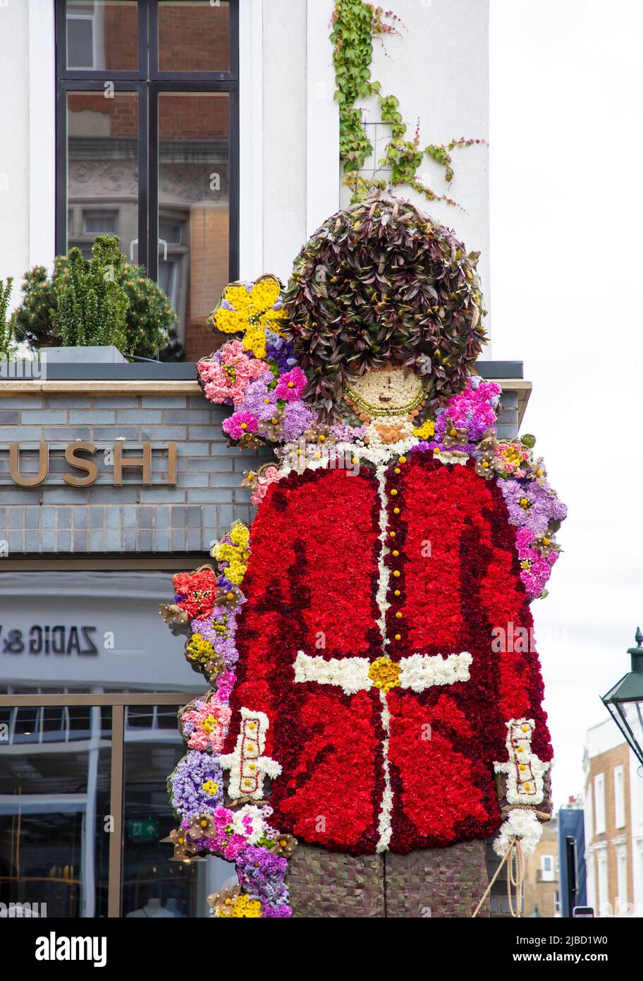 London, 26. Mai 2022: Die Straßen von Chelsea werden für den jährlichen Wettbewerb Chelsea in Bloom mit Blumenmotiven dekodiert Stockfoto