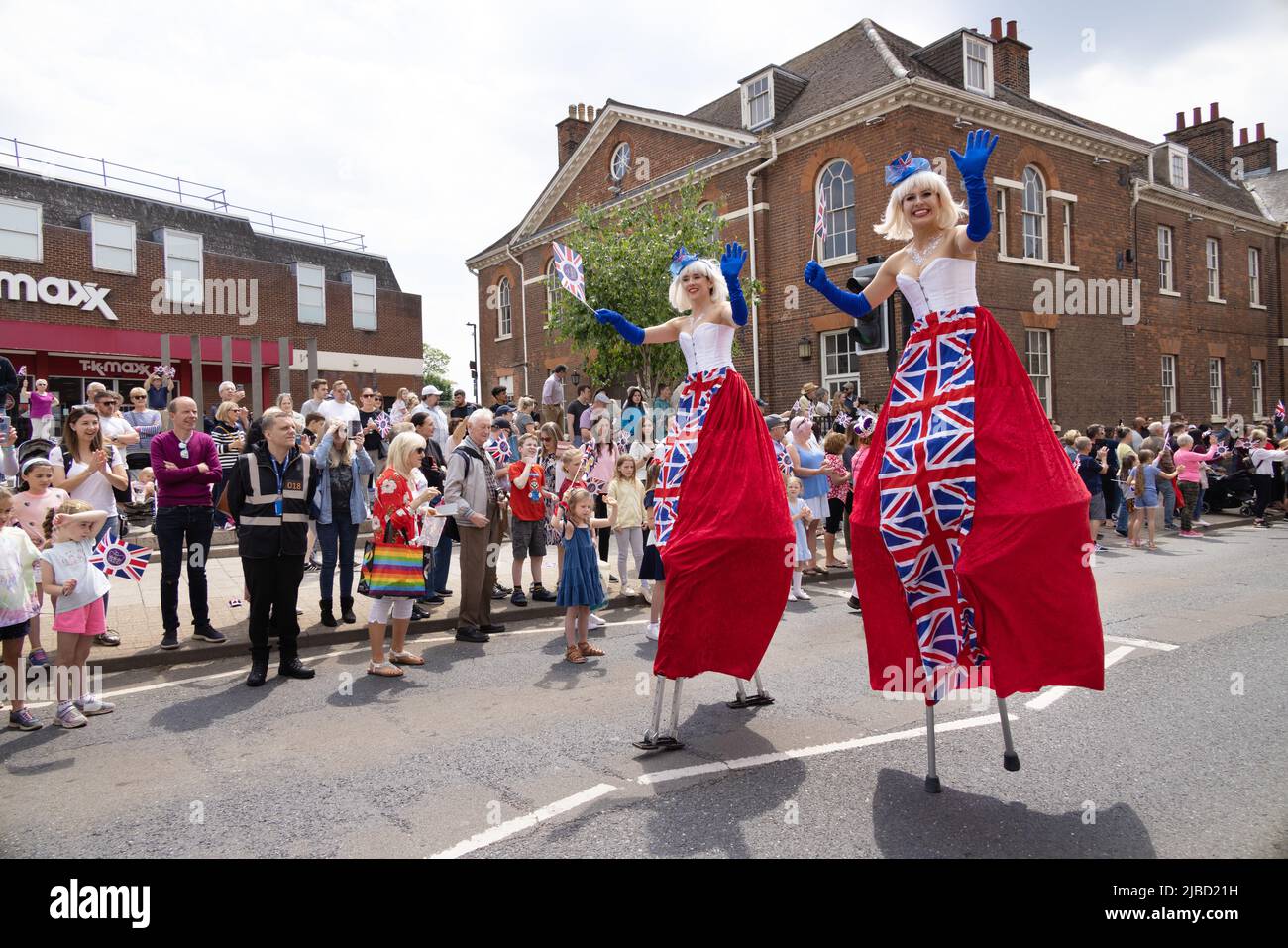 Queens Platinum Jubilee Parade, Stelzenläufer; zwei Frauen, die im Rahmen der Feierlichkeiten auf Stelzen gehen, Newmarket Suffolk UK, Juni 2022 Stockfoto
