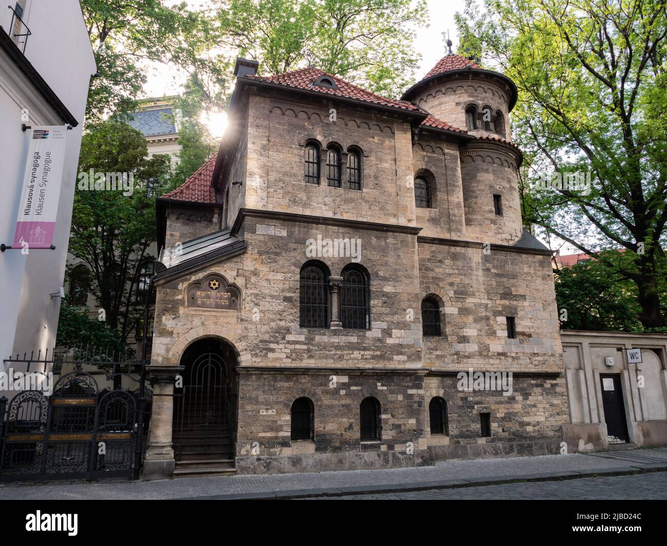 Prag, Tschechische Republik - Mai 14 2022: Klausen-Synagoge oder Klausova Synagoga Außenfassade. Stockfoto