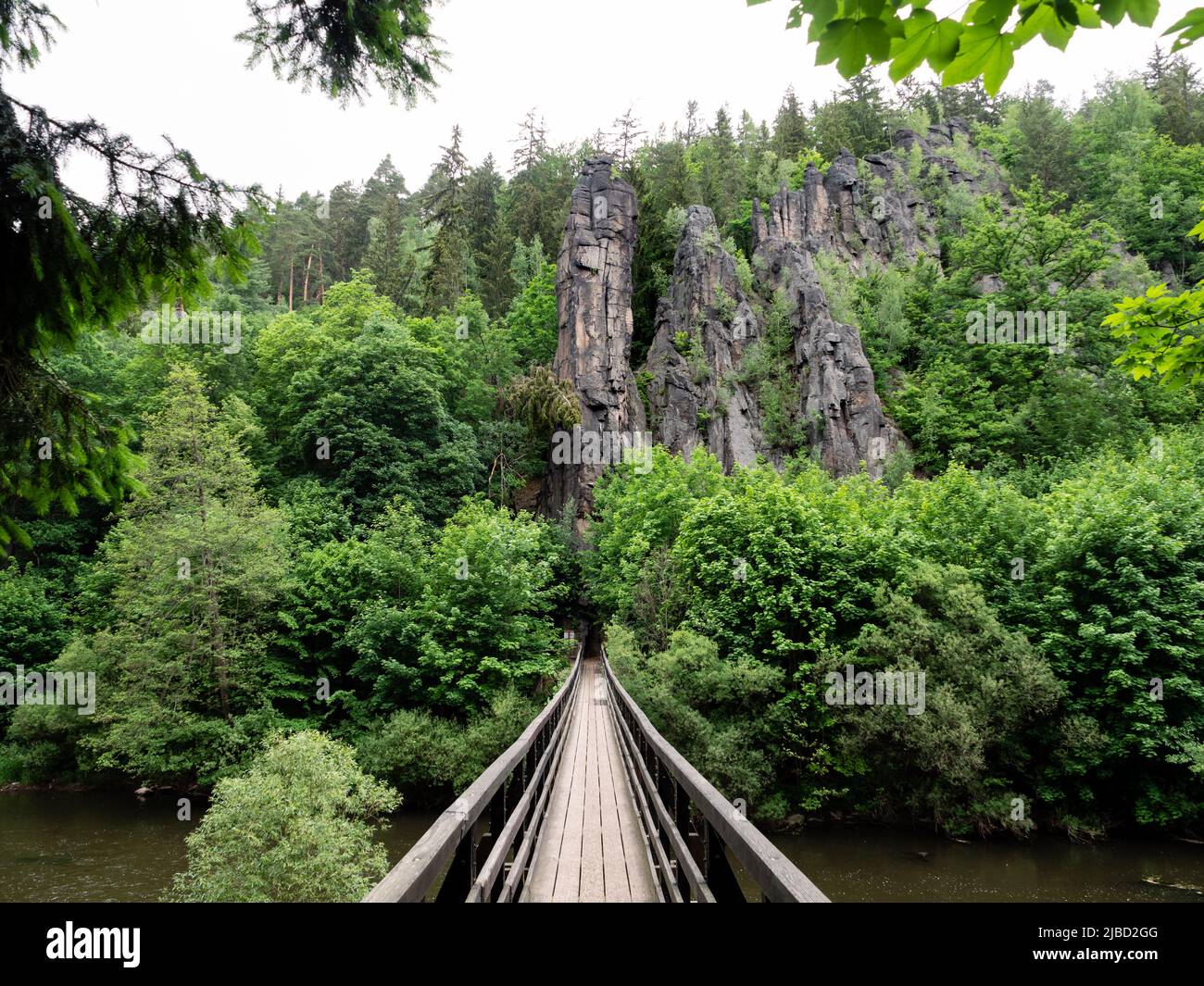 Svatosske Skaly oder Hans Heiling Felsen Landschaft mit Brücke und Felsformation in der Nähe von Karlovy Vary, Karlsbad in Westböhmen, Tschechische Republik Stockfoto