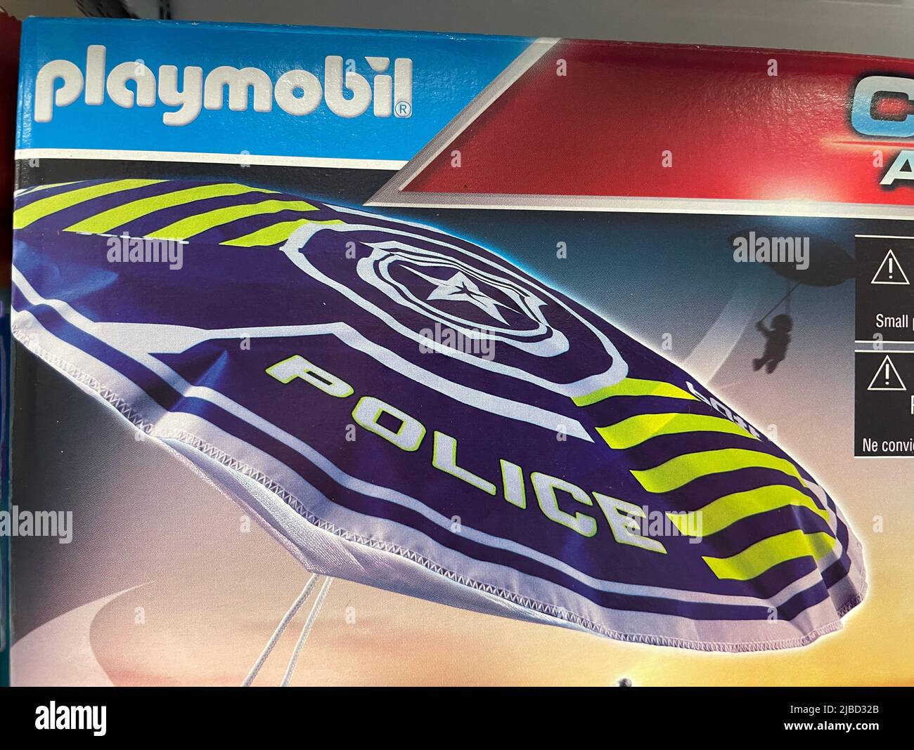 Nürnberg, 4. Juni 2022: Playmobil ist eine deutsche Spielzeuglinie. Signature Toy ist eine menschliche Figur mit lächelndem Gesicht. Gesehen in einem Supermarkt. Stockfoto