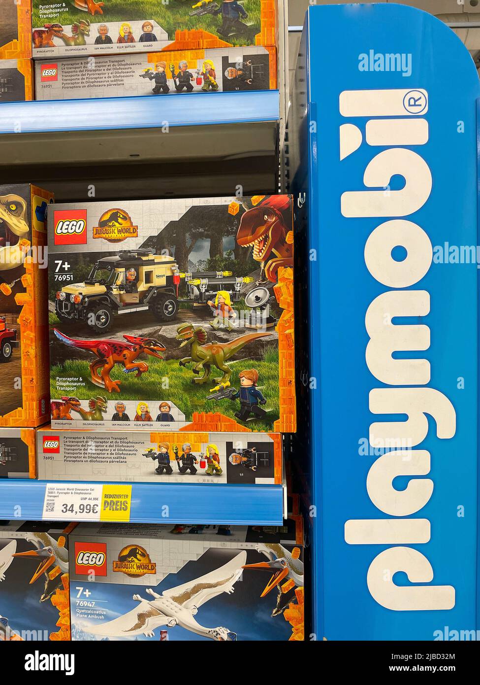 Nürnberg, 4. Juni 2022: Playmobil ist eine deutsche Spielzeuglinie. Signature Toy ist eine menschliche Figur mit lächelndem Gesicht. Gesehen in einem Supermarkt. Stockfoto