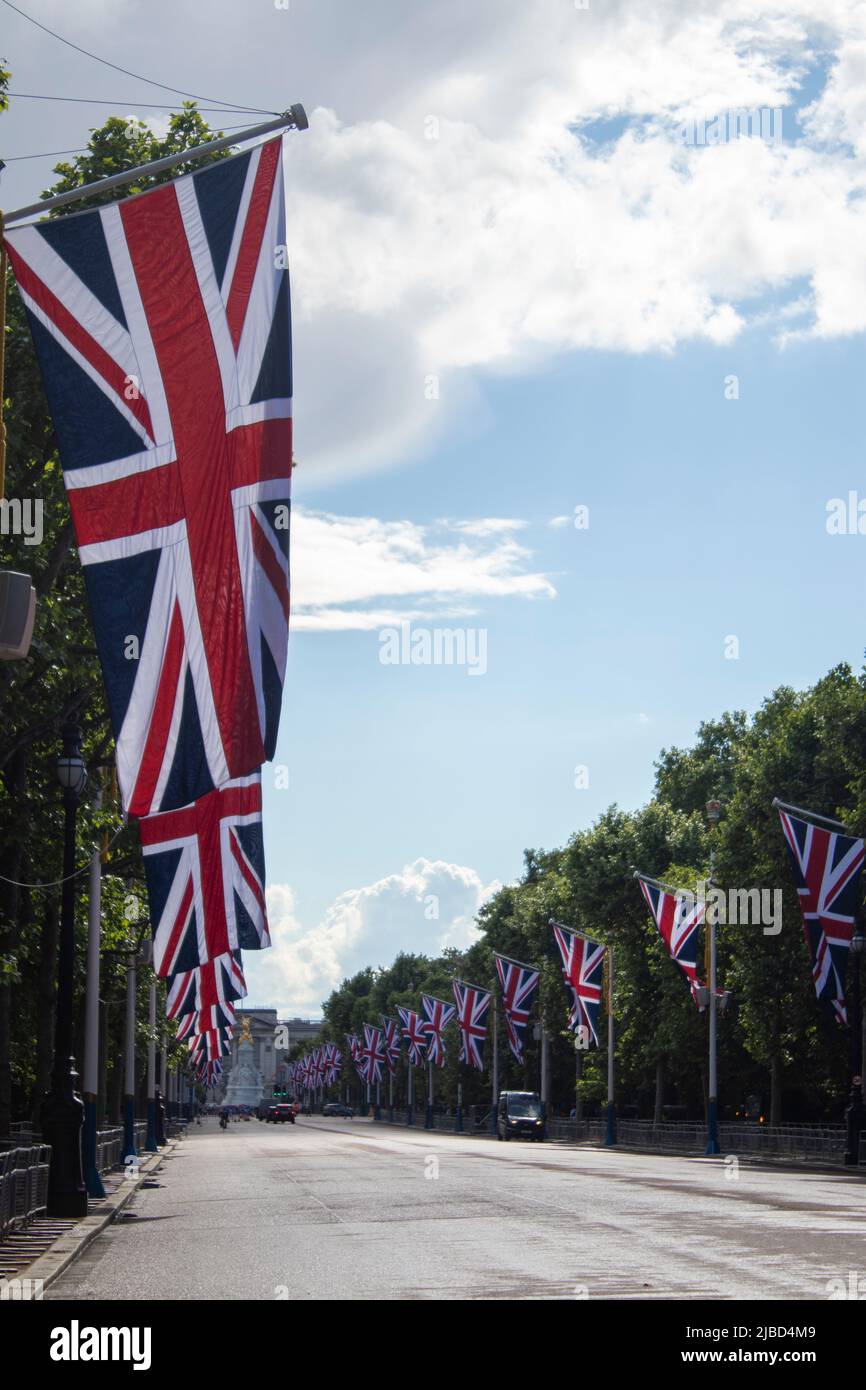 Buckingham Palace Union Jack Flags, Queen's Platinum Jubilee, British Flag, The Mall, London Landmarks, Großbritannien, Lizenzgebühren, Jubilee Party Stockfoto