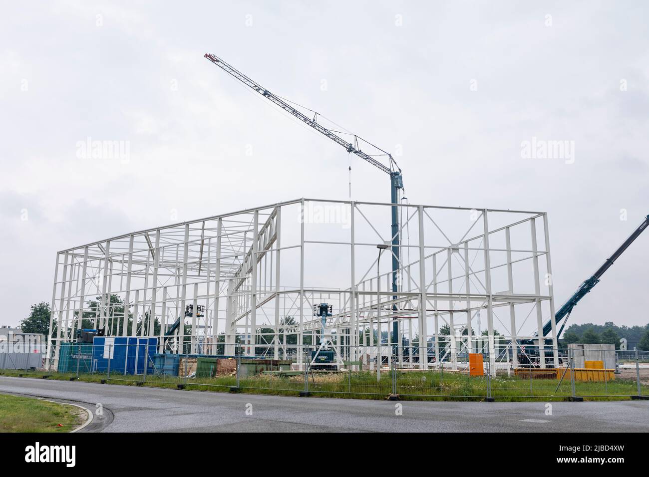 Neubau einer Industriehalle in den Niederlanden mit aufsteigendem Metallskelett. Stockfoto