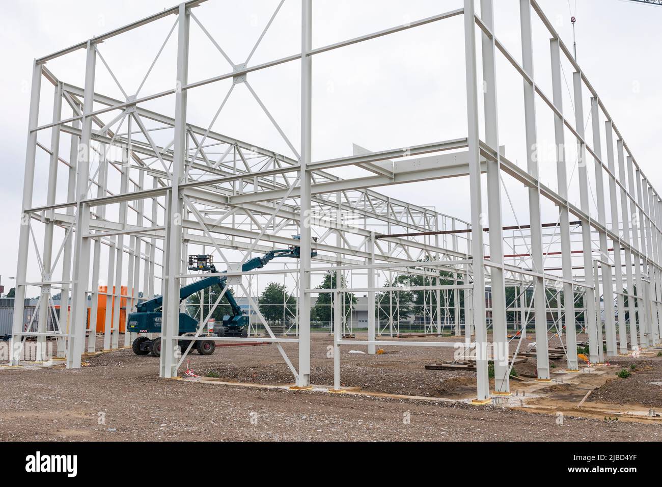 Neubau einer Industriehalle in den Niederlanden mit aufsteigendem Metallskelett. Stockfoto