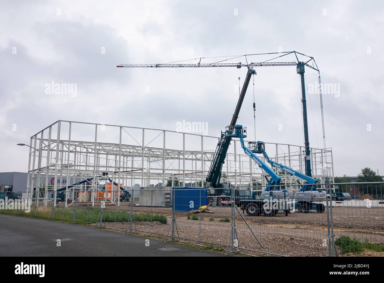 Neubau einer Industriehalle in den Niederlanden mit aufsteigendem Metallskelett. Stockfoto