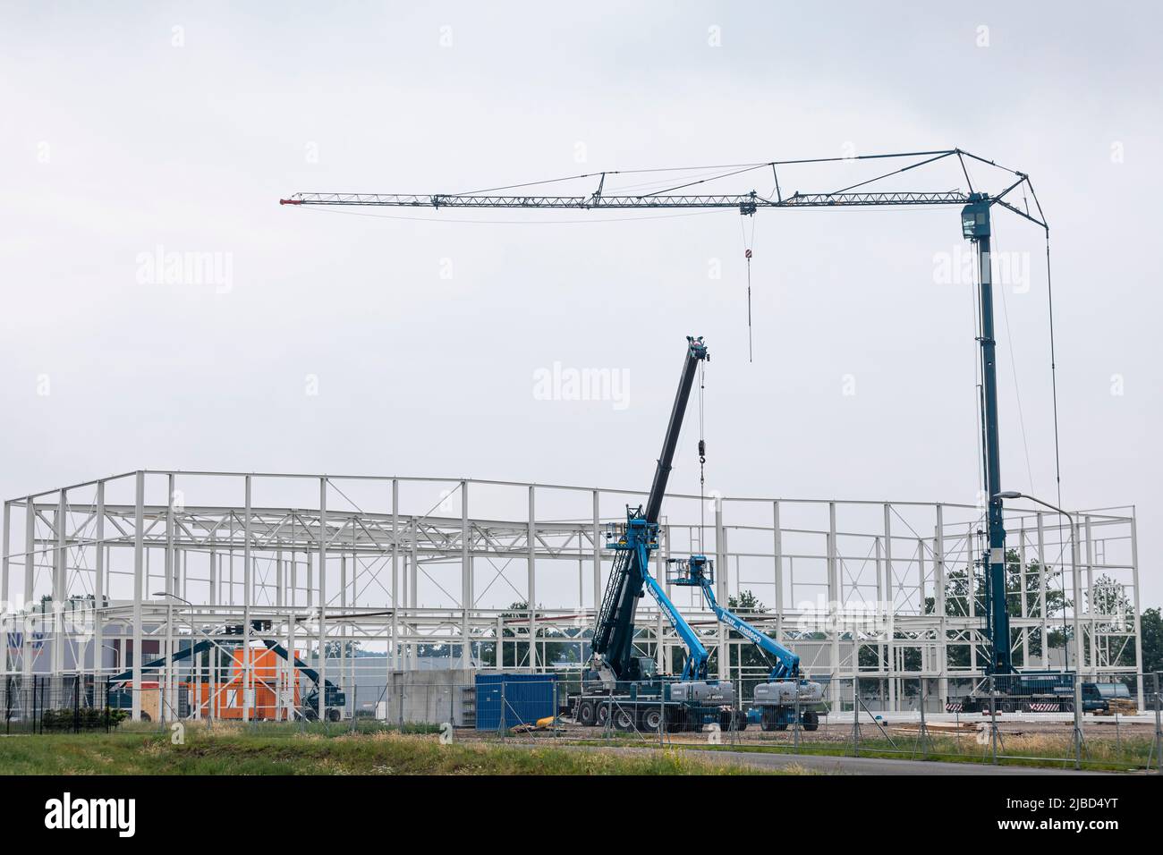Neubau einer Industriehalle in den Niederlanden mit aufsteigendem Metallskelett. Stockfoto